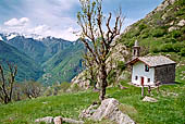 Val d'Aosta - Escursione da Bard ad Arnard. Alpeggio di Verale, (1215 slm) cappella della Trasfigurazione di Nostro Signore (1753).
